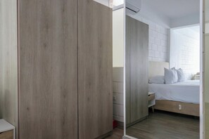 1 bedroom, bed sheets