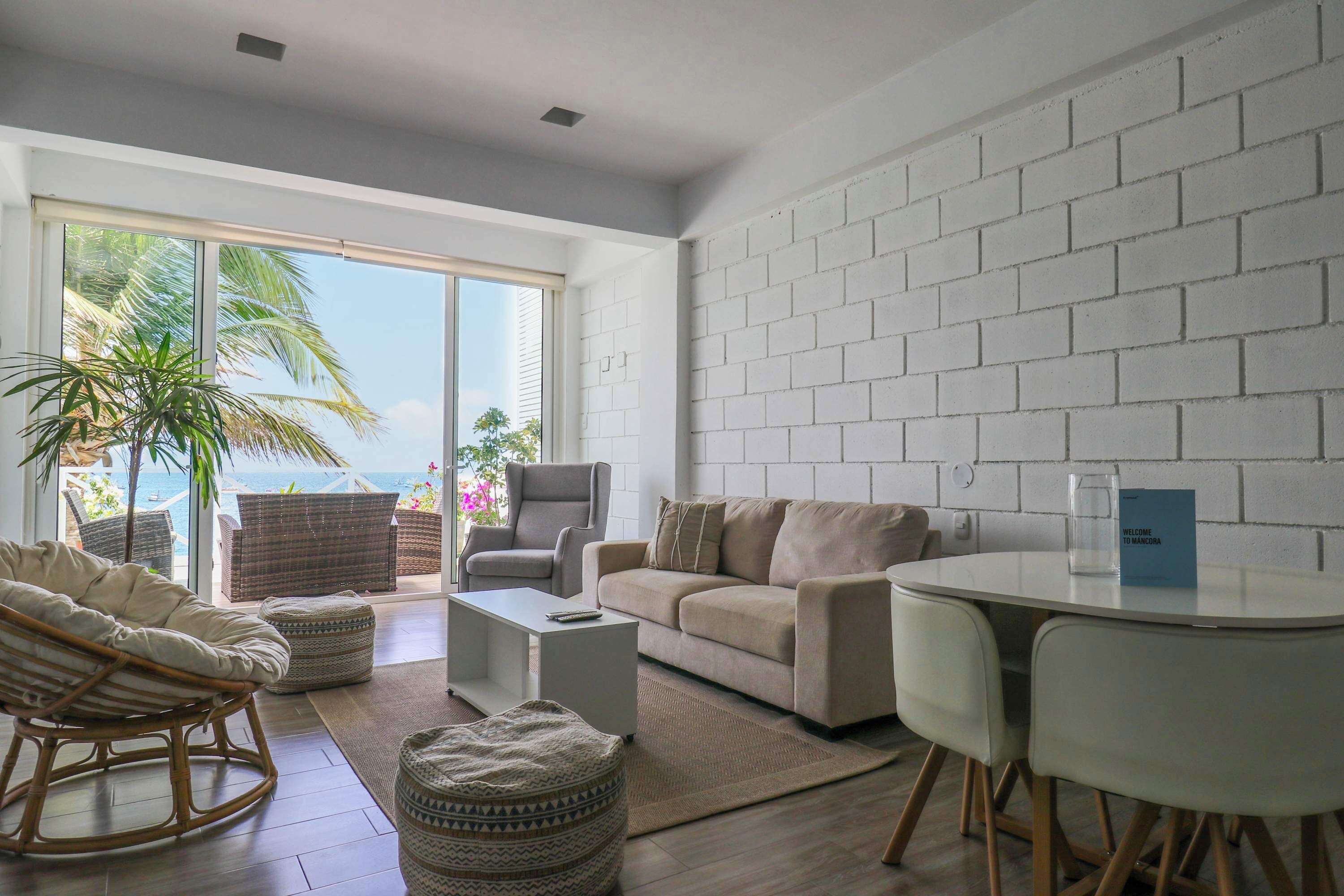 Una televisión, una oficina