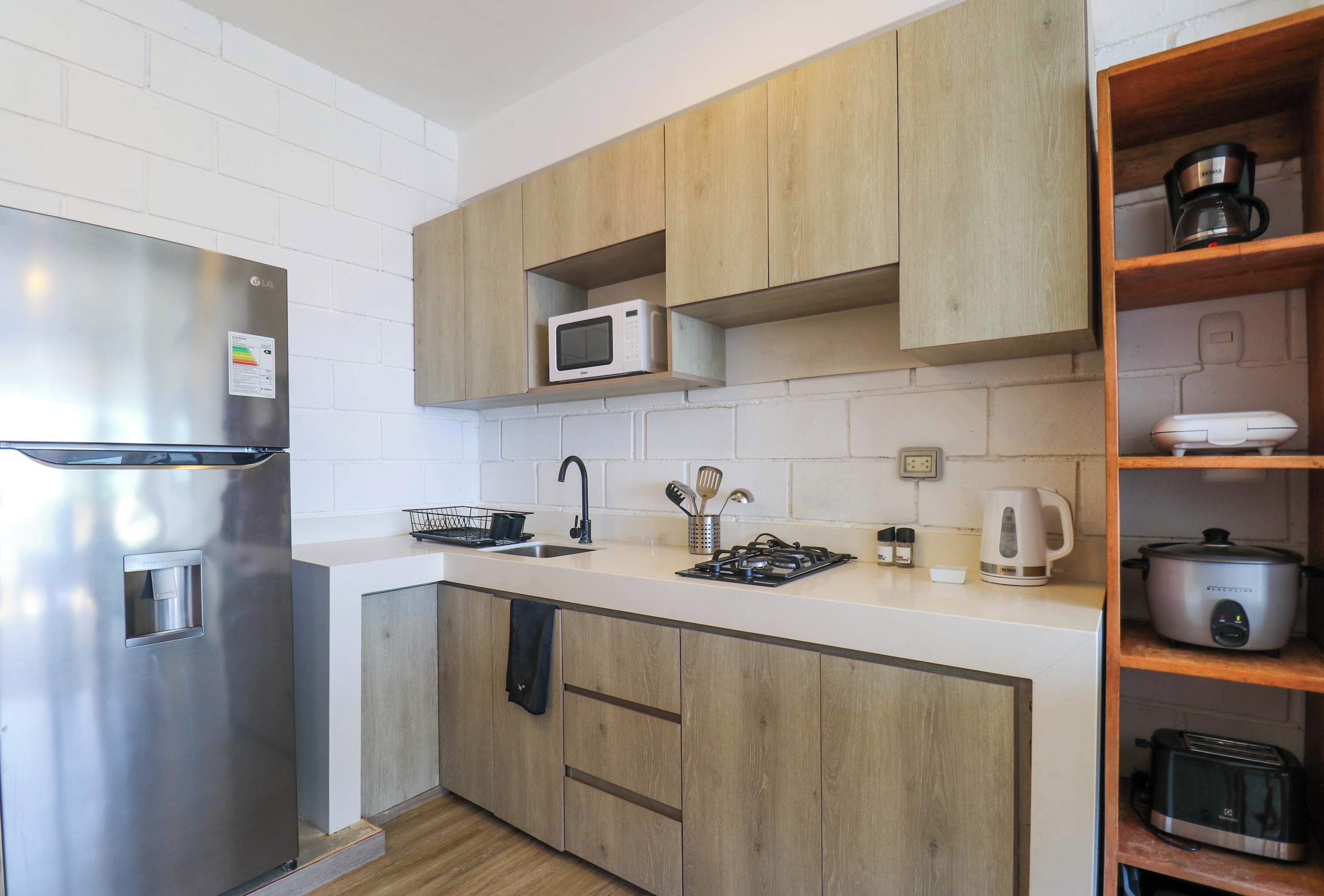 Een koelkast, een microgolfoven, een kookplaat