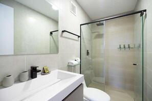 Chuveiro, secador de cabelo, toalhas de banho