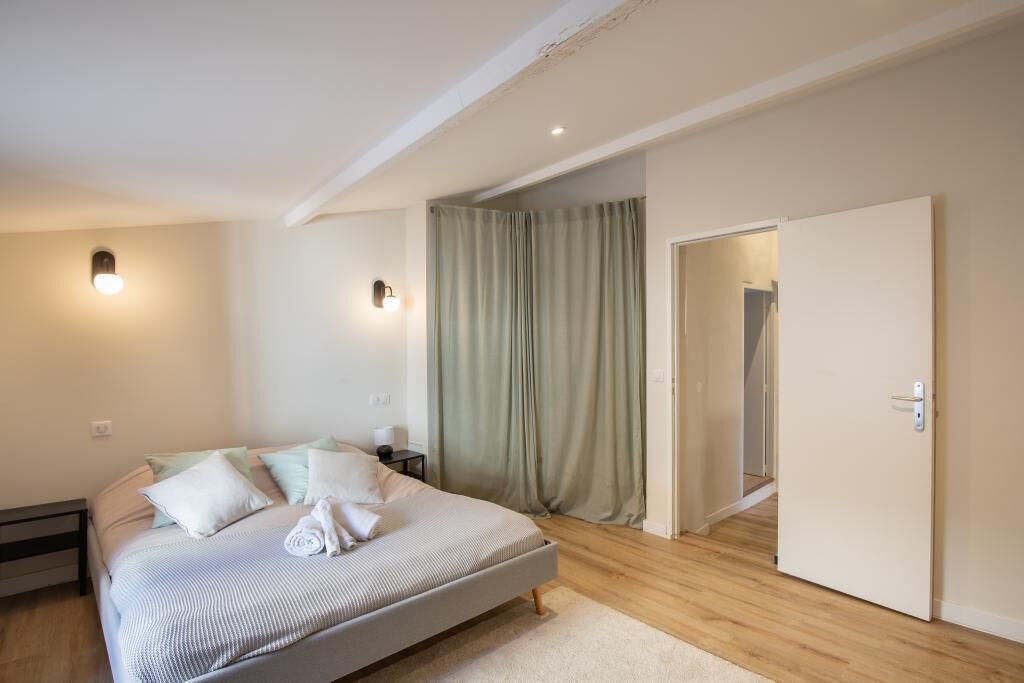 3 soverom, skrivebord, strykejern/-brett og reiseseng for barn