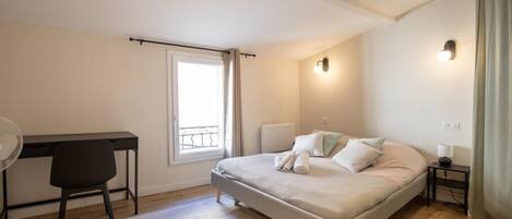 3 chambres, bureau, fer et planche à repasser, lit parapluie