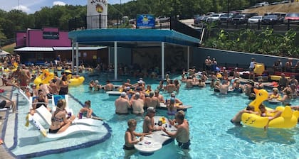 Glen Haven - Top Floor, Heated Pool, & Playground!