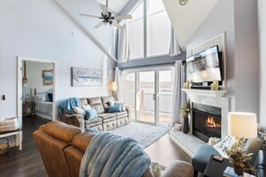 Smart TV, DVD player, books - Glen Haven - Top Floor, Heated Pool, & Playground! (Camdenton)