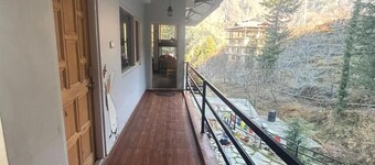 Footsteps Hostel and Cafe