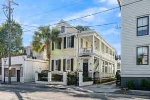 Exterior - Charleston Condo: Steps to King St Sleeps 8! (Charleston)
