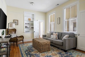 TV - Charleston Condo: Steps to King St Sleeps 8! (Charleston)