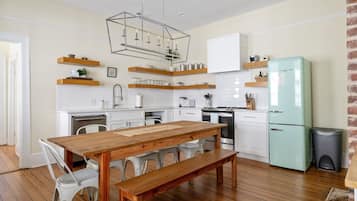 冰箱、微波炉、烤箱、炉灶