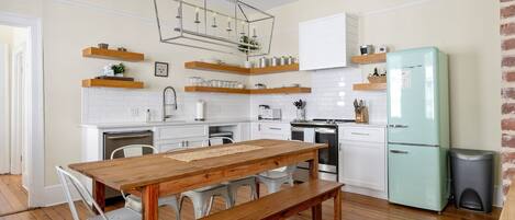 Réfrigérateur, micro-ondes, four, plaque de cuisson