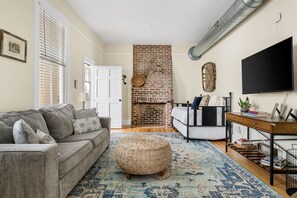 TV - Downtown Whole House Rental Steps to King St (Charleston)