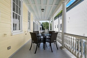 Outdoor dining - Downtown Whole House Rental Steps to King St (Charleston)