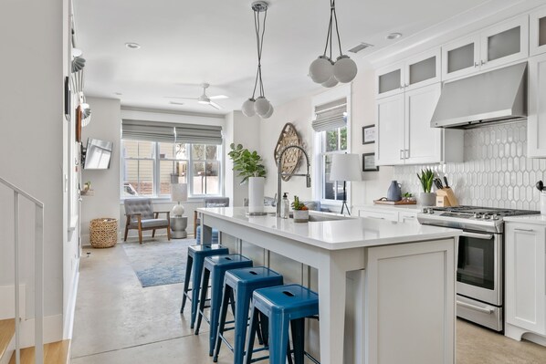 Fridge, microwave, oven, stovetop - Downtown House Steps to King St Bars & Restaurants (Charleston)