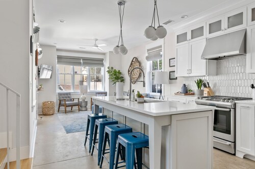 Downtown House Steps to King St Bars & Restaurants