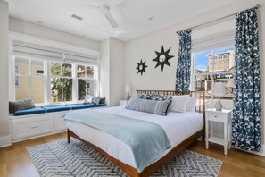 3 bedrooms, iron/ironing board, travel cot, WiFi - Downtown House Steps to King St Bars & Restaurants (Charleston)