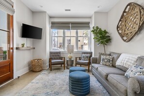 TV - Downtown House Steps to King St Bars & Restaurants (Charleston)