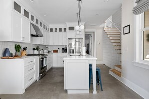 Fridge, microwave, oven, stovetop - Downtown House Steps to King St Bars & Restaurants (Charleston)