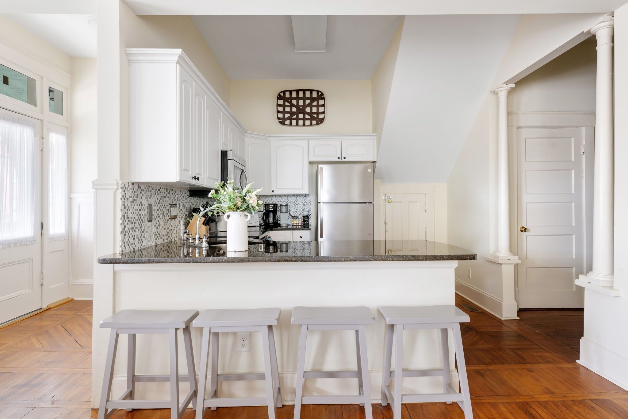 Frigorífico, microondas, horno y placa de cocina