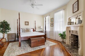 1 bedroom, iron/ironing board, WiFi, bed sheets - Downtown Historic Condo Steps to King Street (Charleston)