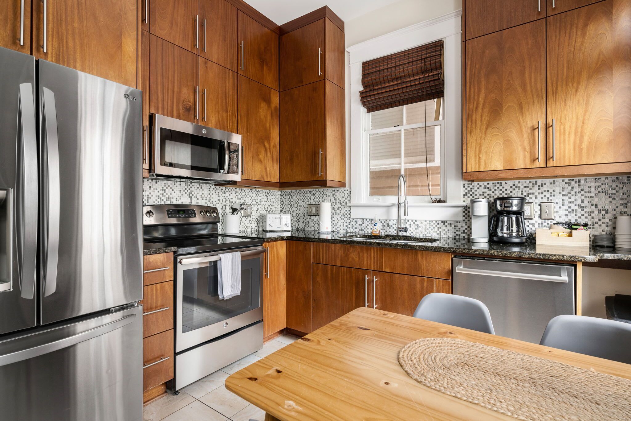 Kjøleskap, mikrobølgeovn, ovn og kokeplater