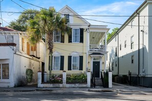 Exterior - Historic Downtown Home Steps to King Street (Charleston)