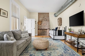 TV, fireplace - Historic Downtown Home Steps to King Street (Charleston)