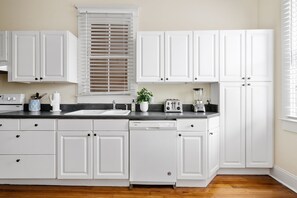 Fridge, microwave, oven, stovetop - Downtown Historic Home Steps to King St (Charleston)