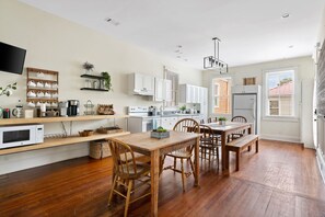 Fridge, microwave, oven, stovetop - Downtown Historic Home Steps to King St (Charleston)