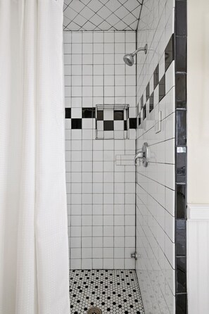 Shower, hair dryer, towels, shampoo - Downtown Historic Home Steps to King St (Charleston)