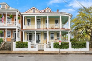 Exterior - Downtown Historic Home Steps to King St (Charleston)