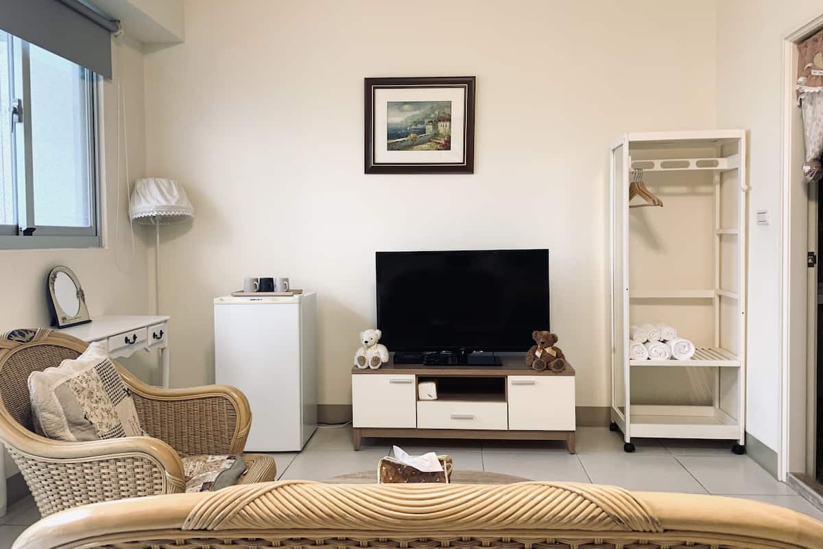 Gallery Quadruple Room | Down comforters, free minibar, laptop workspace, soundproofing