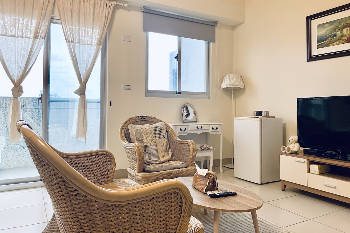 Gallery Quadruple Room | Down comforters, free minibar, laptop workspace, soundproofing