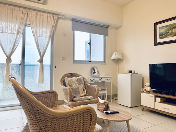 Gallery Quadruple Room | Down comforters, free minibar, laptop workspace, soundproofing - Heidi's Suitcase (Hualien City)