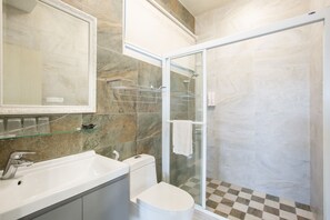 Chambre Quadruple Sénior | Salle de bain