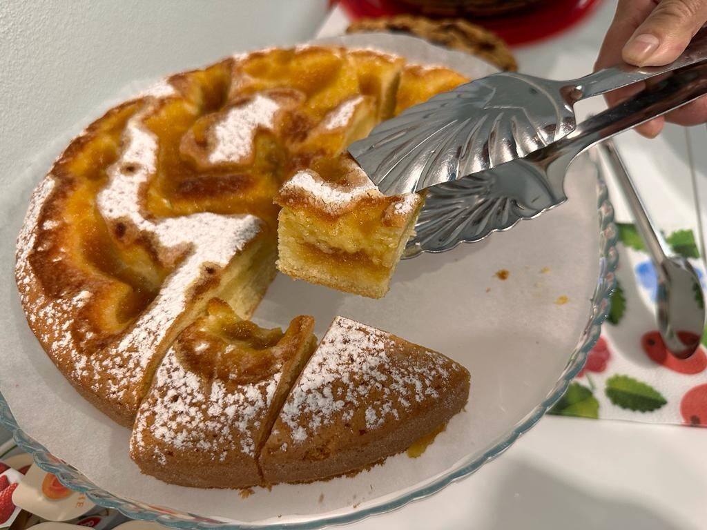 Ein Kuchenstück wird mit einem blattformigen Ausstecher ausgeschnitten.