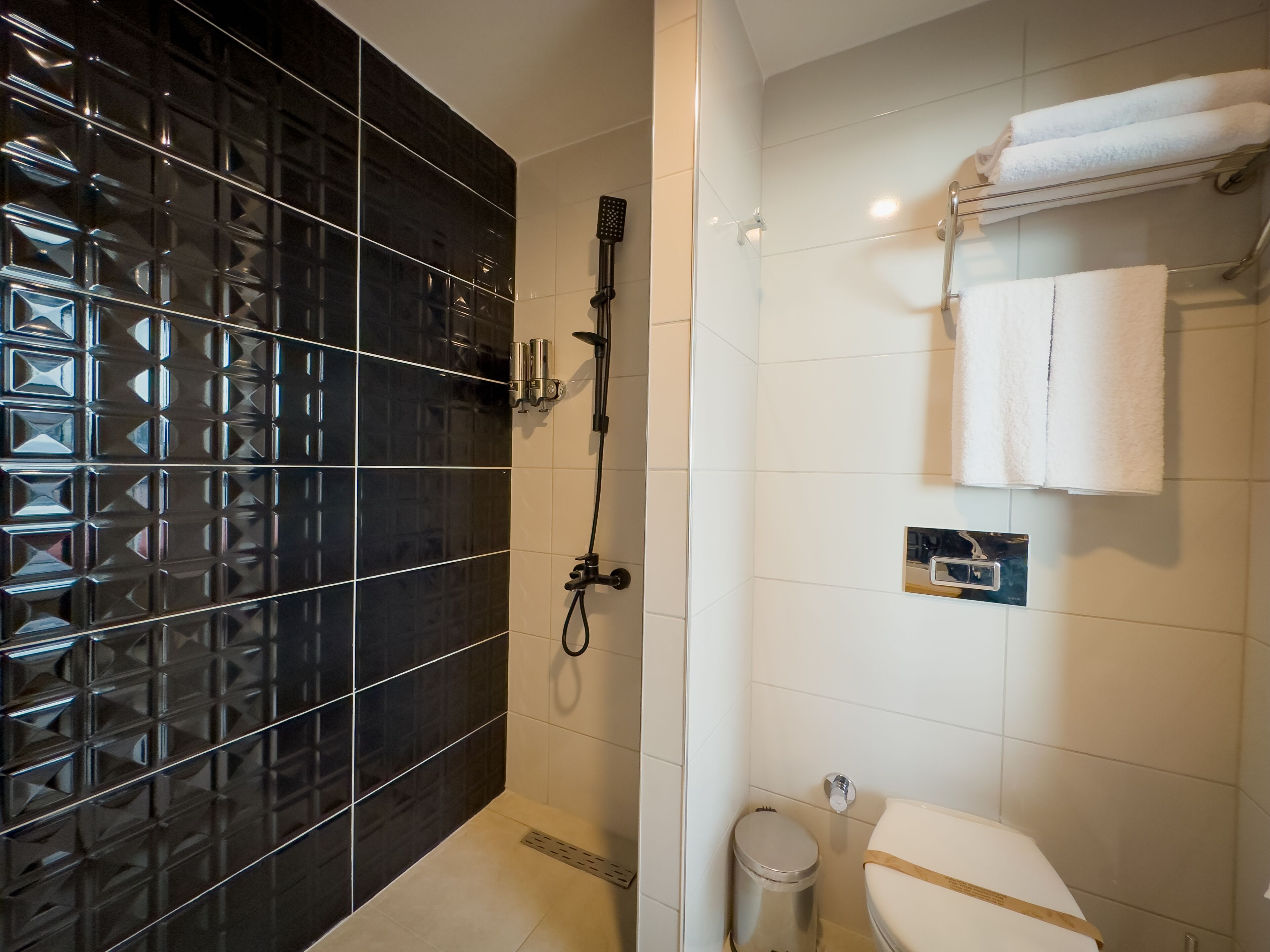 Chambre Premium | Salle de bain | Douche, articles de toilette gratuits, sèche-cheveux, chaussons