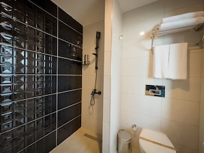 Quarto premium | Banheiro | Chuveiro, produtos de toalete grátis, secador de cabelo, chinelos