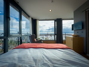 Premium Room | Hypo-allergenic bedding, Tempur-Pedic beds, in-room safe, desk