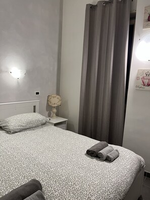 Tabla de planchar con plancha, wifi gratis y ropa de cama