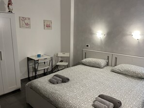 Tabla de planchar con plancha, wifi gratis y ropa de cama