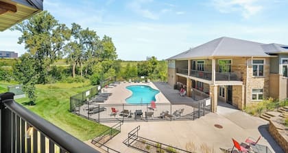 Private Attached Garage | King Bed | No Stairs