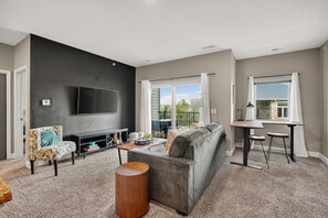 TV connectée, espaces bureaux, écrans d'ordinateur, imprimantes