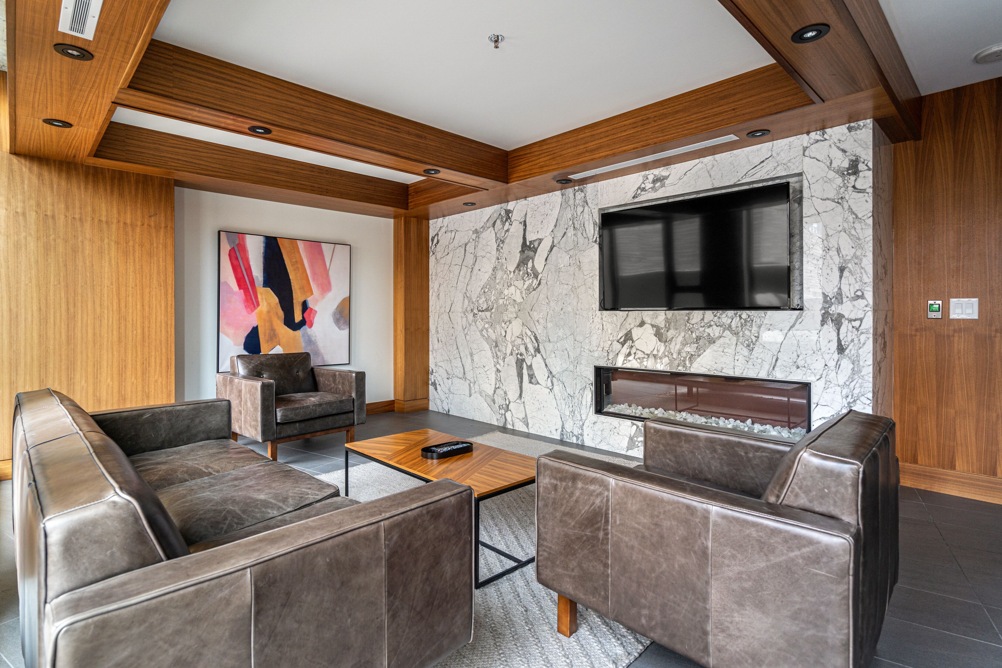 Exquisite Style | Pool, Views & Prkg | Sleeps 4 - Calgary
