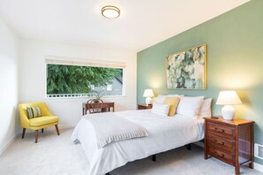 3 chambres, bureau, fer et planche à repasser, lit de bébé portatif