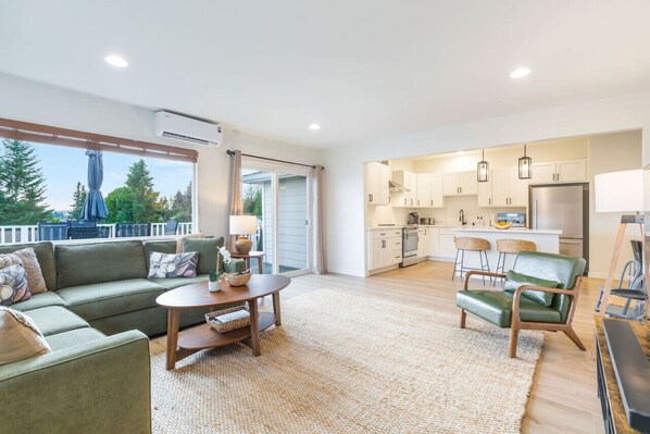 Téléviseur, livres, chaîne audio