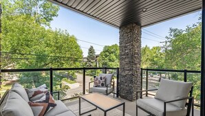 Property grounds - Modern Mediterranean 4BR near Downtown w/ Cable (Calgary)