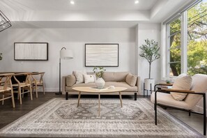 Smart TV, offices - Modern Mediterranean 4BR near Downtown w/ Cable (Calgary)