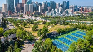 Sport court - Modern Mediterranean 4BR near Downtown w/ Cable (Calgary)
