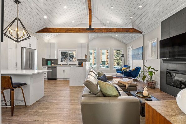 Smart-TV, Kamin, Arbeitsbereiche