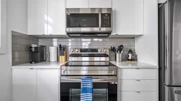 Frigorifero, microonde, forno, piano cottura