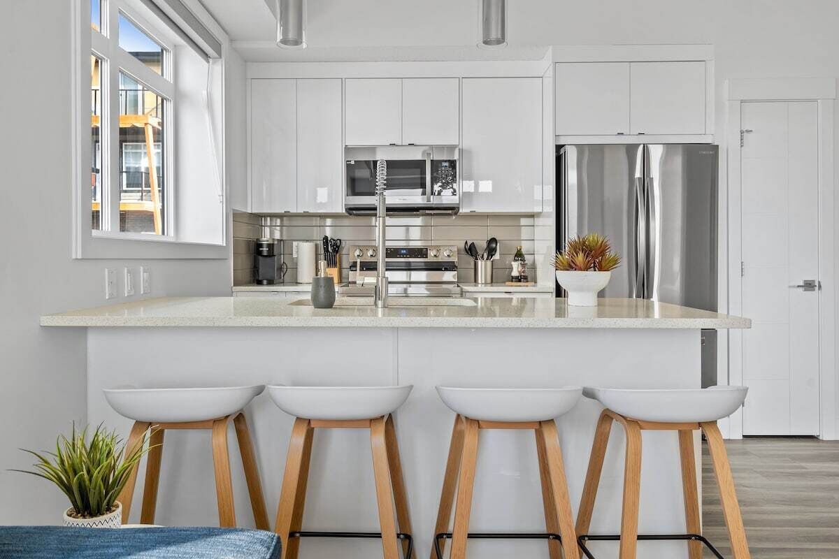 Réfrigérateur, four à micro-ondes, un four, surface de cuisson